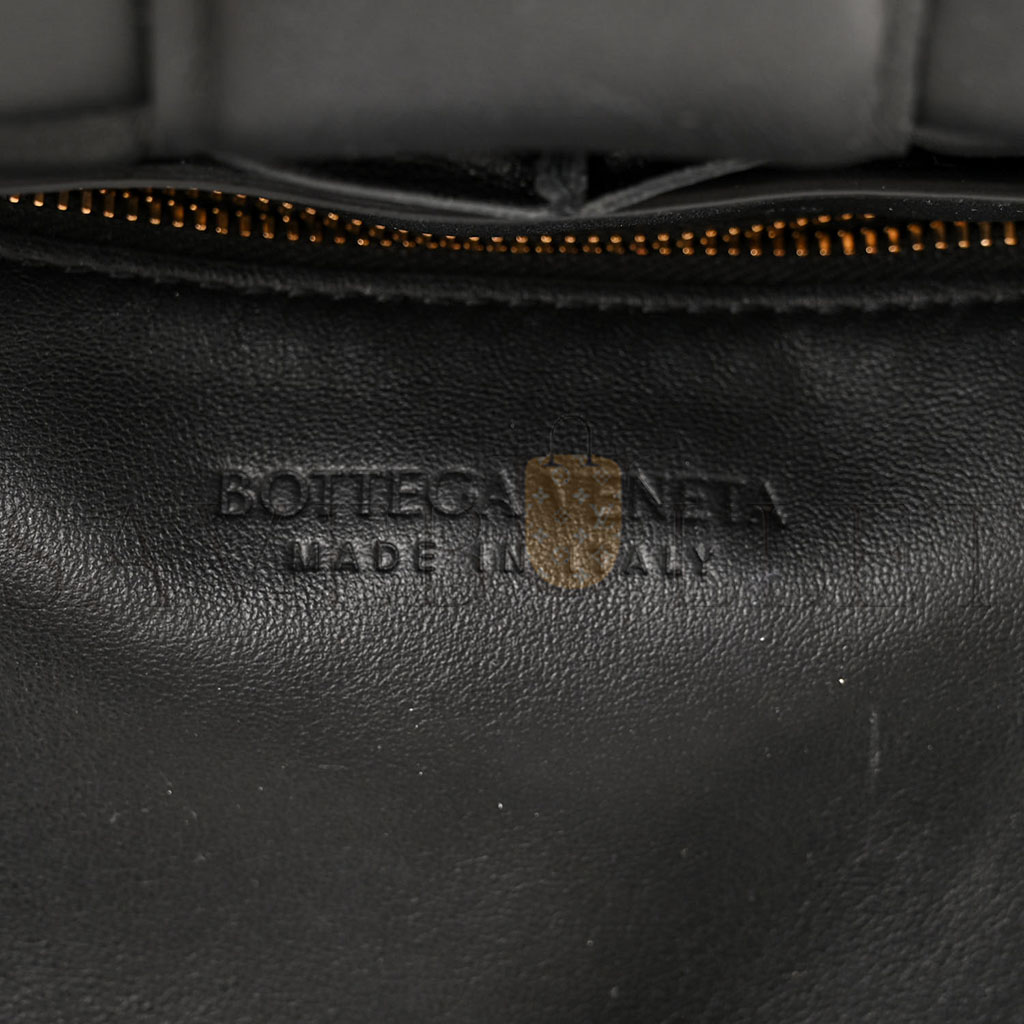 bo*te*ga Ve*ne*ta nappa maxi intrecciato padded cassette crossbody bag black (26*18*8cm)